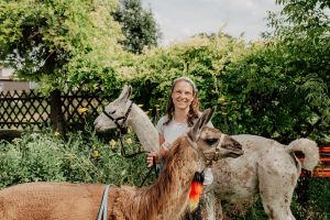 Frau mit ihren Lamas
